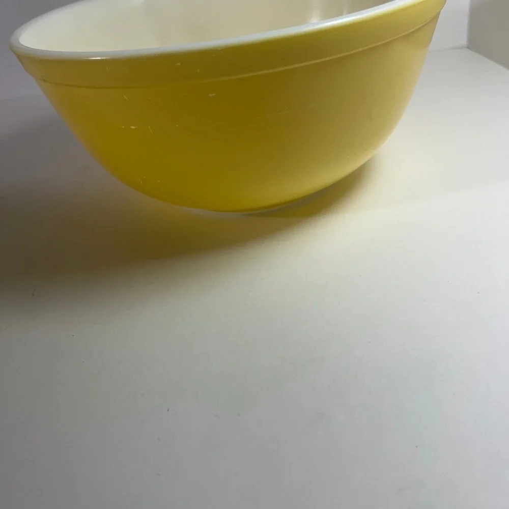 Vintage Pyrex 2.5qt Yellow Bowl #35 Made in USA 403